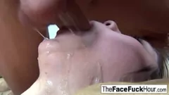 Играть Великолепная блондинка-порнозвезда-шлюшка принимает грубый трах в рот и глубокий минет, заканчивающийся горячим камшотом на лицо